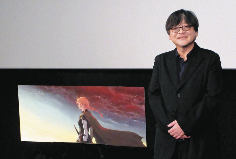 新作映画のビジュアルを横に笑顔の細田守監督