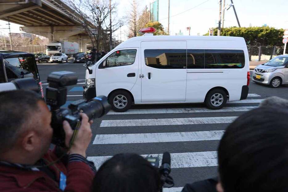 送検のため福岡県小倉南署を出る平原政徳容疑者を乗せた車＝２０日、北九州市小倉南区