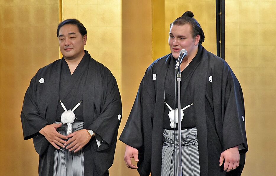 安治川親方（左）とあいさつする安青錦＝20日、東京都千代田区