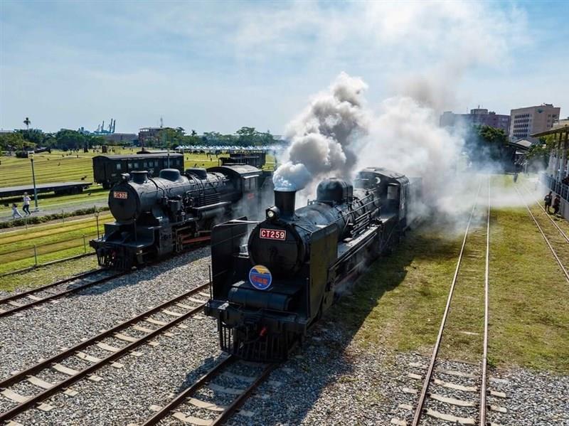 毎月第1土曜の始発列車は蒸気機関車が連結される（高雄市文化局提供）