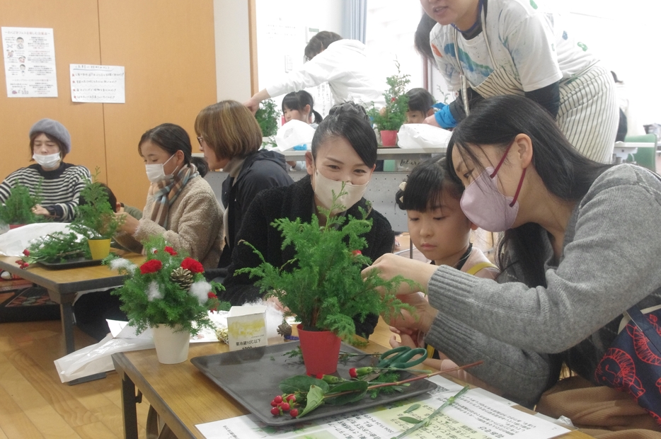 かんなくずを使ったワークショップを楽しむ参加者=岡山県美作市で