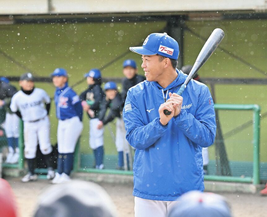 野球教室に参加した子どもと対戦する岡林