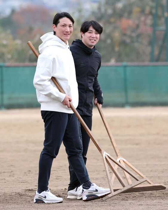 野球教室後、今季限りで引退した広島・野村祐輔さん（右）とグラウンド整備をする小林（カメラ・豊田　秀一）