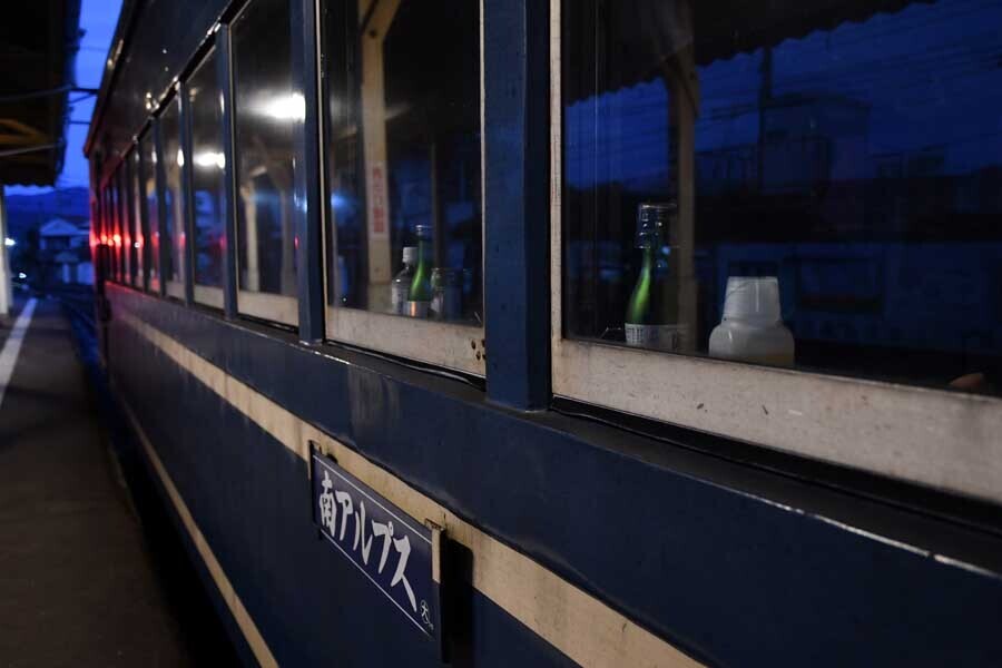 長い乗車時間の楽しみ方もさまざまだ。懐かしいお茶の容器を持参してきた若い方がいて、写真を撮らせてもらった（画像：広岡祐）