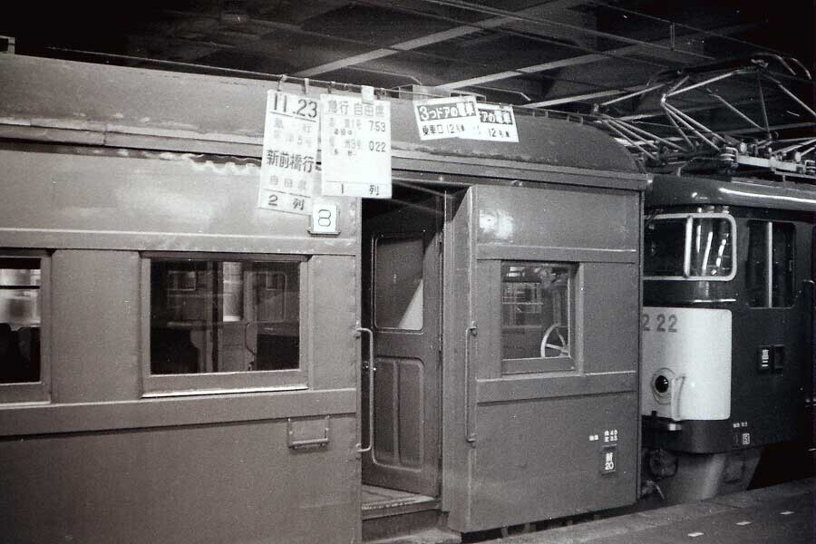 早朝の上野駅に信越線経由の夜行急行「妙高10号」が到着。直江津から7時間の長旅だった。乗客を降ろし回送列車となるところ。1982年撮影（画像：広岡祐）