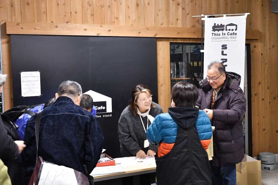 いよいよSL夜行の受け付け開始。参加者に弁当を配る鳥塚社長（画像：広岡祐）