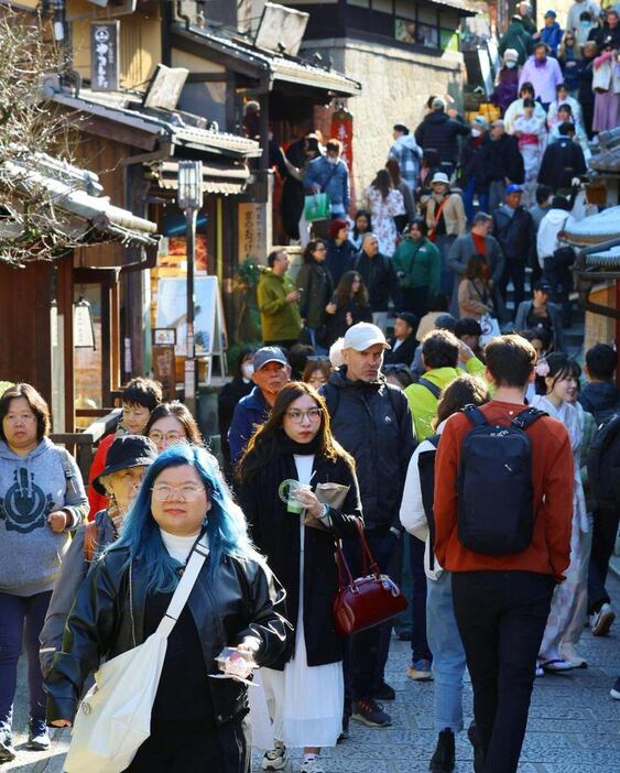 京都市東山区の産寧坂（さんねいざか）を歩く外国人観光客ら（写真と本文は関係ありません）