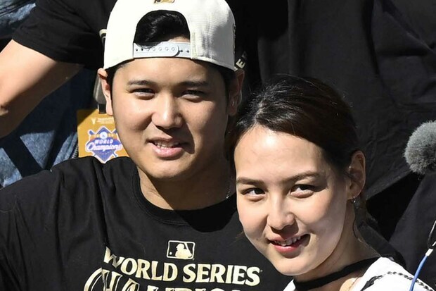 優勝パレードに参加する大谷翔平と真美子さん　写真/共同通信社