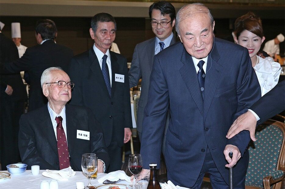 「96歳の誕生日を祝う会」に出席した中曽根康弘元首相（右）と読売新聞グループ本社の渡辺恒雄会長・主筆（左端）＝2014年5月28日、東京都千代田区（時事）