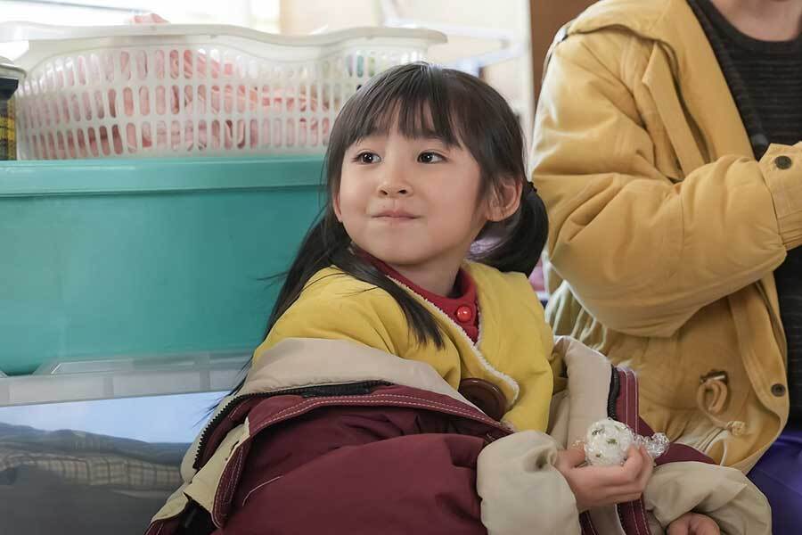 避難時でおむすびを食べる幼少期の結（磯村アメリ）【写真：(C)NHK】