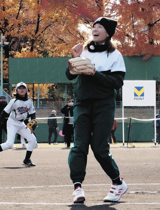 始球式で外野フライに打ち取り笑顔の渋野