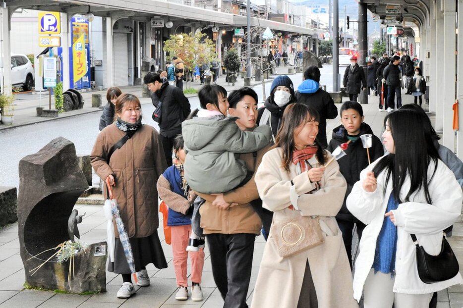 今年の入り込み客数が２００万人を突破した水木しげるロード＝３０日、鳥取県境港市本町