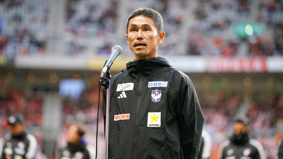 ホーム最終戦でサポーターの前でスピーチする新潟・松橋力蔵監督(C)J.LEAGUE