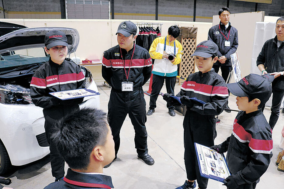 自動車の点検を体験する子ども＝富山市のテクノホール