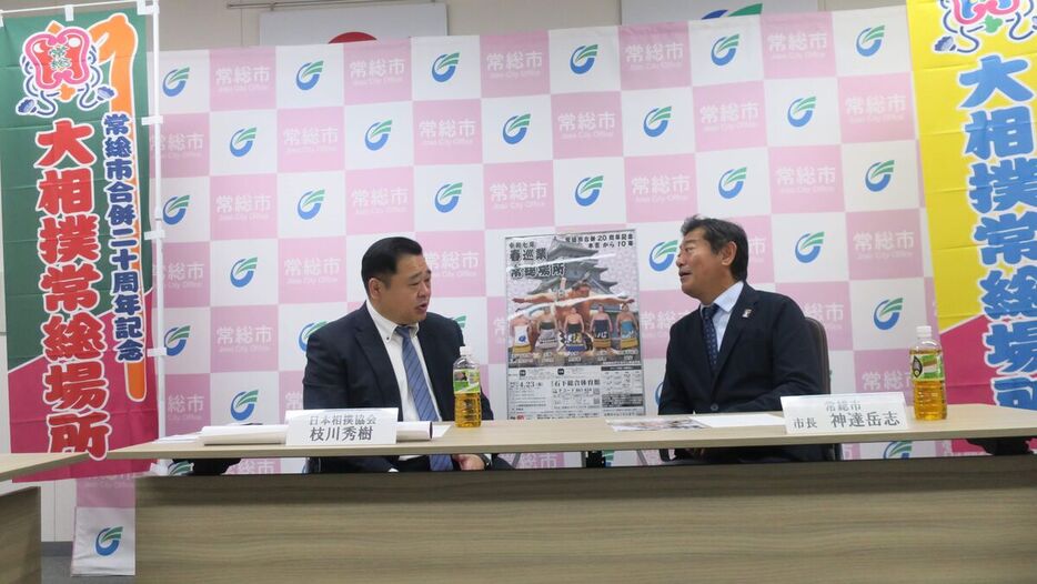 枝川親方（左）と神達岳志・常総市長が来年４月の常総市での春場所巡業をPRした（カメラ・山田　豊）