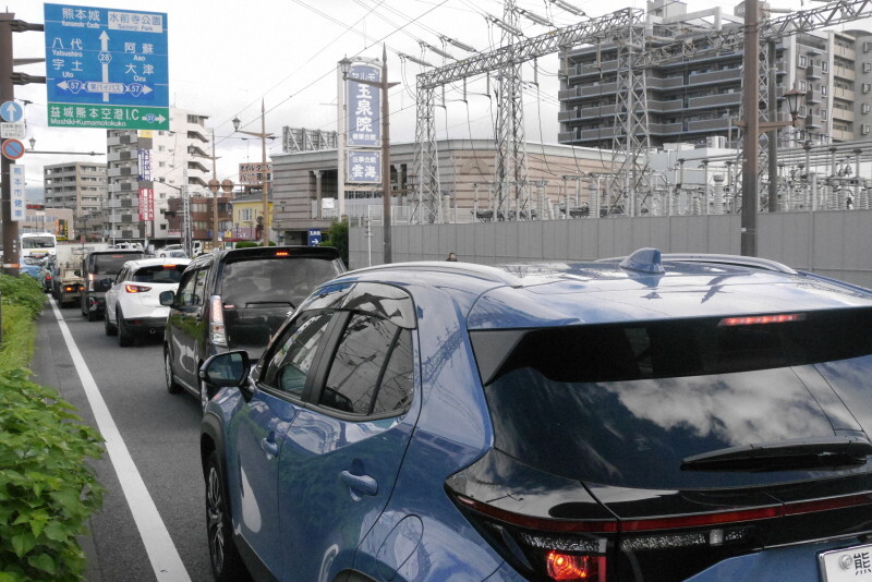 信号待ちの車が長い列を作った熊本市内の交差点付近＝熊本市東区で2024年7月5日、中村敦茂撮影