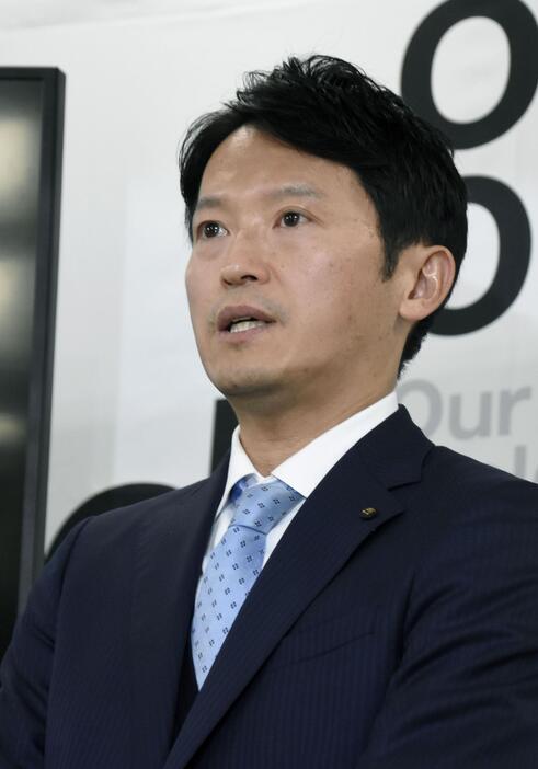 兵庫県庁で記者会見する斎藤元彦知事＝26日午後