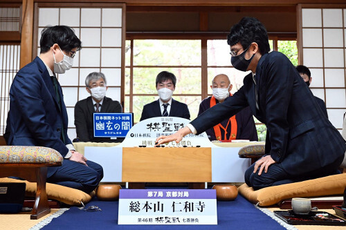 京都・仁和寺で行われた第４６期棋聖戦の最終局、井山棋聖と一力九段（肩書はいずれも当時）の対局（２０２２年３月１８日）