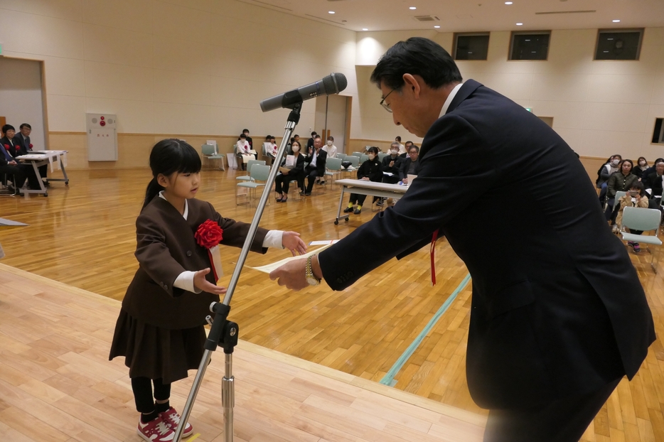 賞状を受け取る入賞者=岡山県津山市で