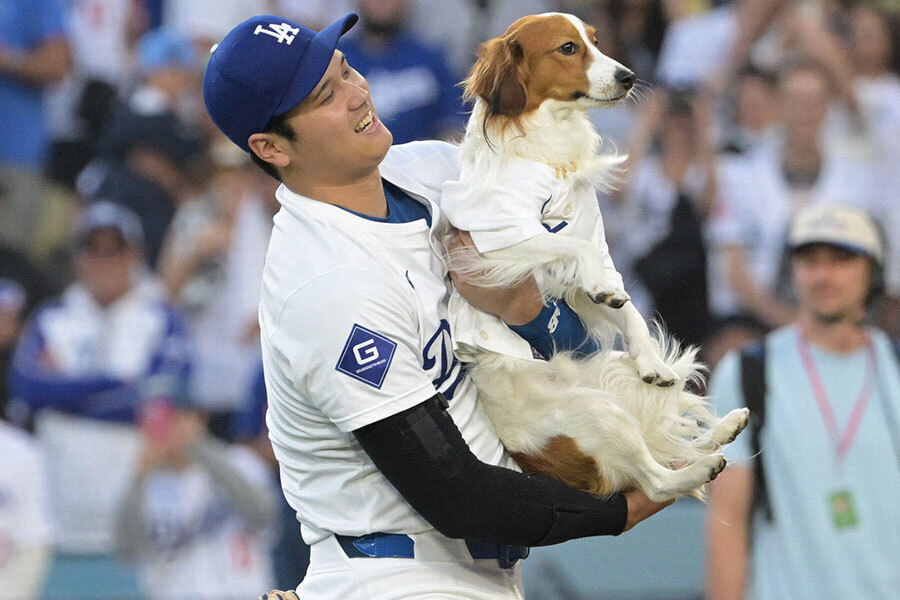 ドジャース・大谷翔平と愛犬・デコピン【写真：ロイター】