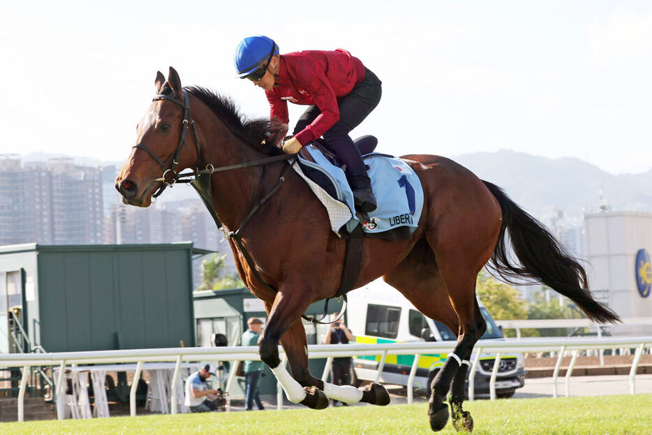 川田将雅騎手が騎乗し、芝コースで追い切られたリバティアイランド（カメラ・高橋　由二）