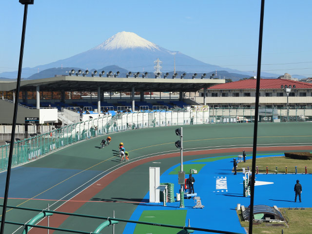 天気のよい日にはバンク越しに美しい富士山が見える