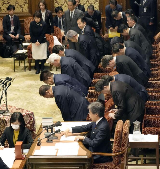 衆院予算委で2024年度補正予算案が可決され、一礼する石破首相（左列手前）ら＝12日午後