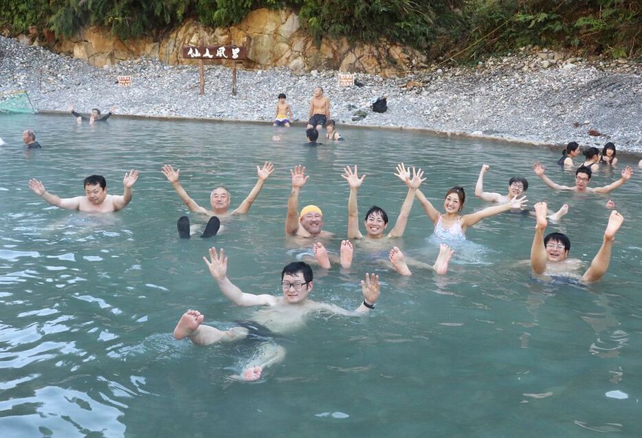 自然に囲まれた仙人風呂を満喫する観光客ら（１日、和歌山県田辺市本宮町で）