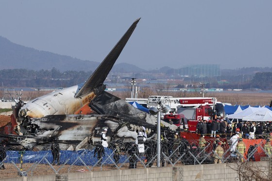 ２９日午前、全羅南道務安（ムアン）国際空港の滑走路で旅客機の着陸事故が発生した。写真はこの日午後の収拾作業中の事故現場。　キム・ギョンロク記者