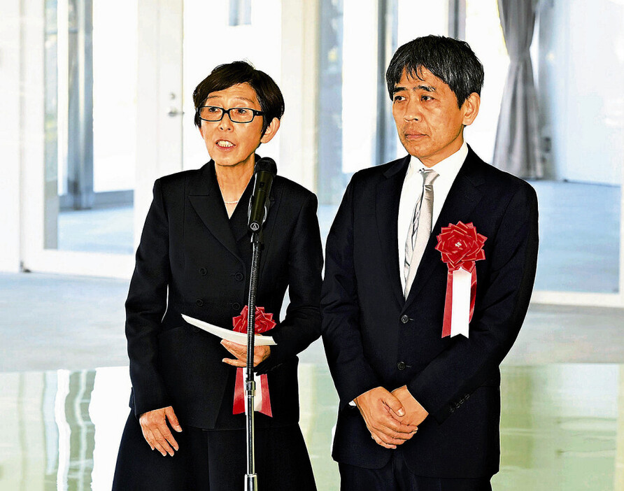 式典に参加した設計者の妹島さん（左）と西沢さん（高松市で）