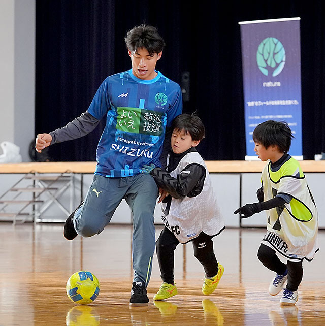 半田陸選手からボールを奪いにいく小学生＝上山市・三友エンジニア体育文化センター