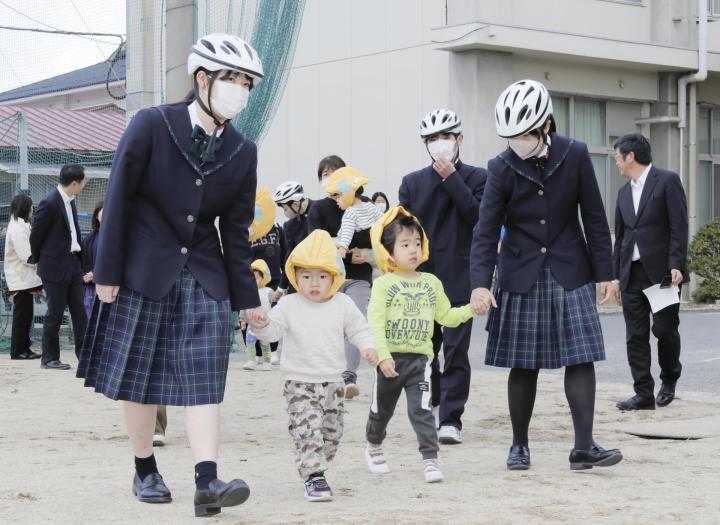 安全な場所に避難する訓練に取り組む高校生と園児