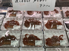 鮮魚店が仕入れた初物の毛ガニ