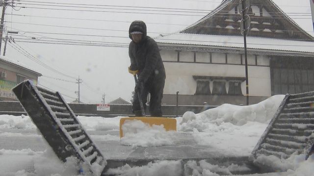 朝から雪かき＝今月28日午前8時ごろ、勝山市内