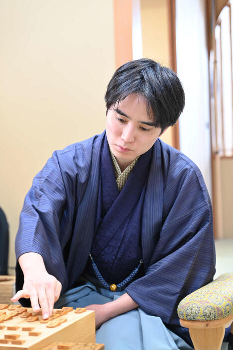 竜王戦7番勝負第6局2日目に臨む佐々木勇気八段（日本将棋連盟提供）