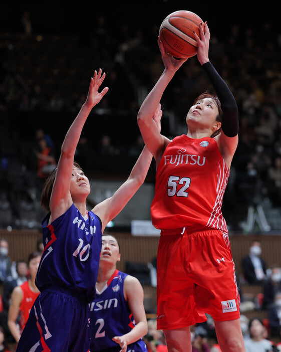 バスケットボール女子の第９１回皇后杯全日本選手権は１５日、東京・代々木第２体育館で決勝が行われ、富士通がアイシンを６５―５５で下し、１７大会ぶりの優勝を遂げた。写真はシュートを放つ富士通の宮沢（右）。