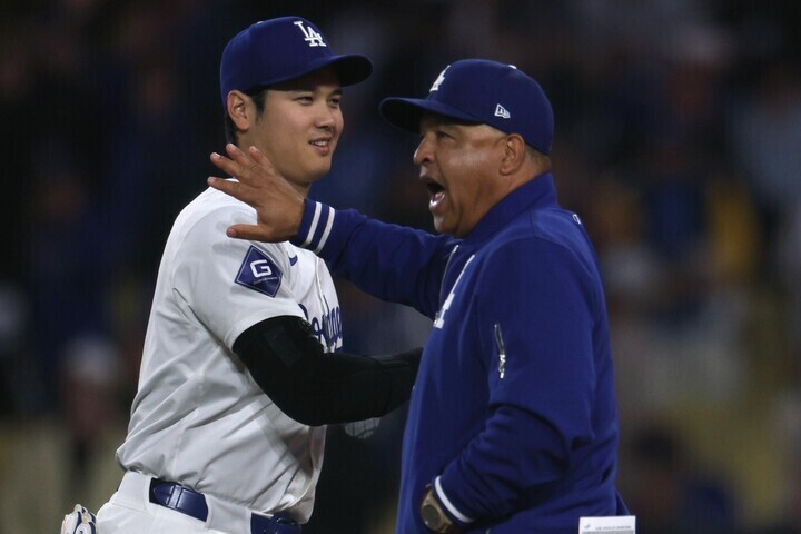 投手復活へ期待される大谷（左）に関してコメントしたロバーツ監督（右）。(C)Getty Images