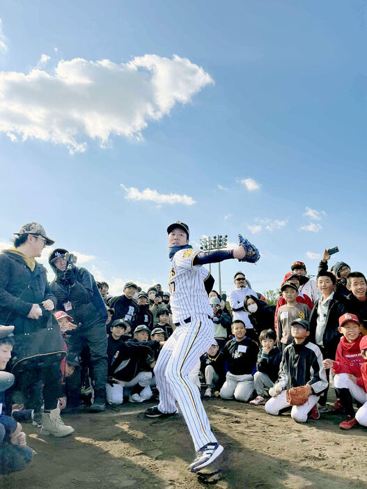 ストラックアウトで本格投球を披露する阪神・青柳晃洋