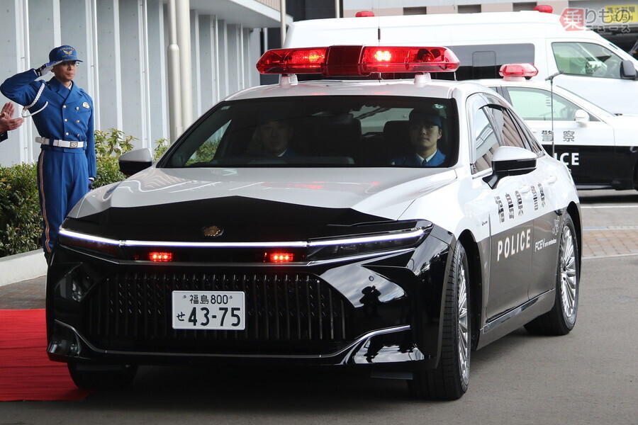 福島県警に配備されたトヨタ「クラウンFCEV」ベースの新型パトカー（画像：福島県警察）。