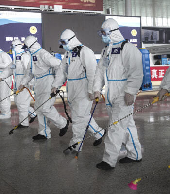 2020年4月、武漢天河国際空港を消毒する消防士たち　Photo/gettyimages