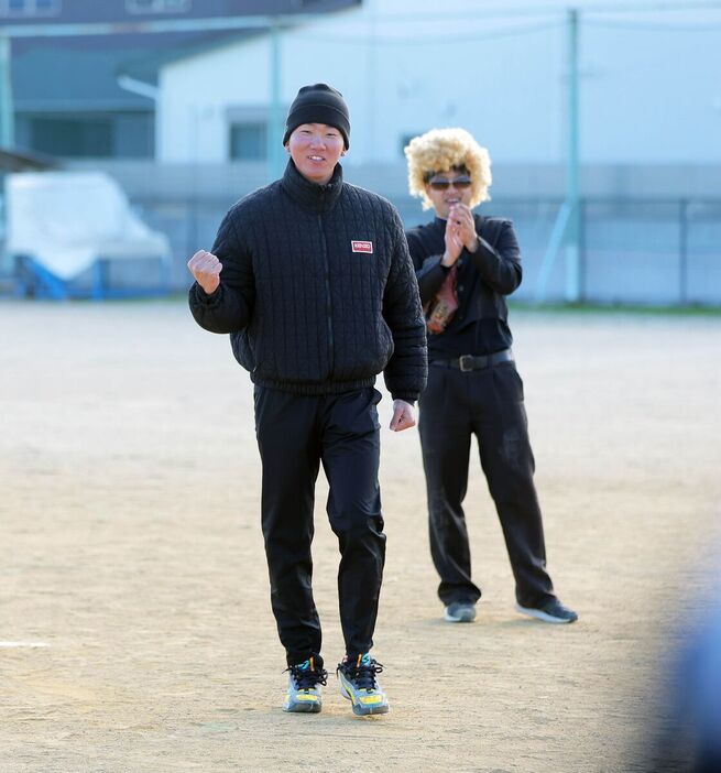 出身の少年野球チームが行ったソフトボールの試合で始球式を務めた田中千晴