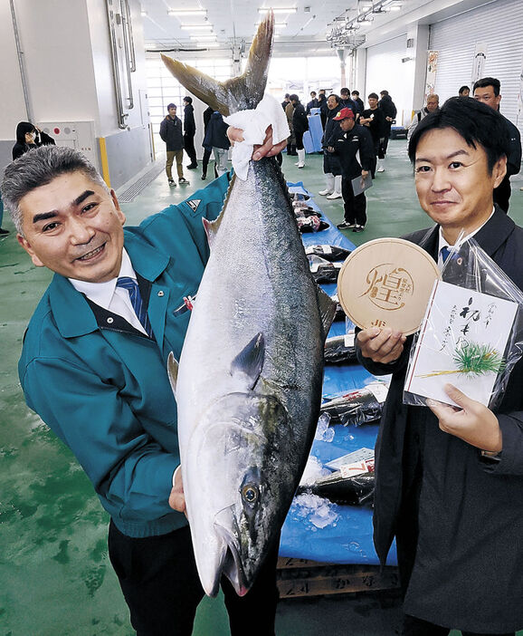 ２００万円の値が付いた今季第１号の能登寒ぶり「煌」＝２日午前８時２０分、金沢市のかなざわ総合市場