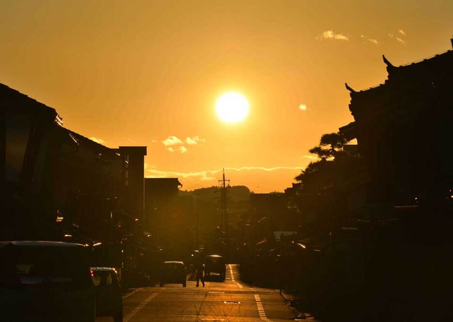 冬至の前後には通りの中央に夕日が沈み、町並みを優しく包む＝１９日、美濃市、うだつの上がる町並み