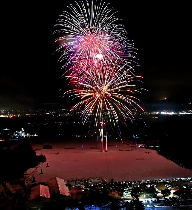 猪苗代町の夜空を彩った「いなわしろ雪花火」