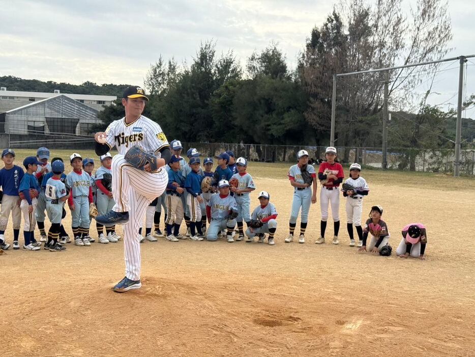 プロ野球・沖縄県人会野球教室に参加した阪神・岡留