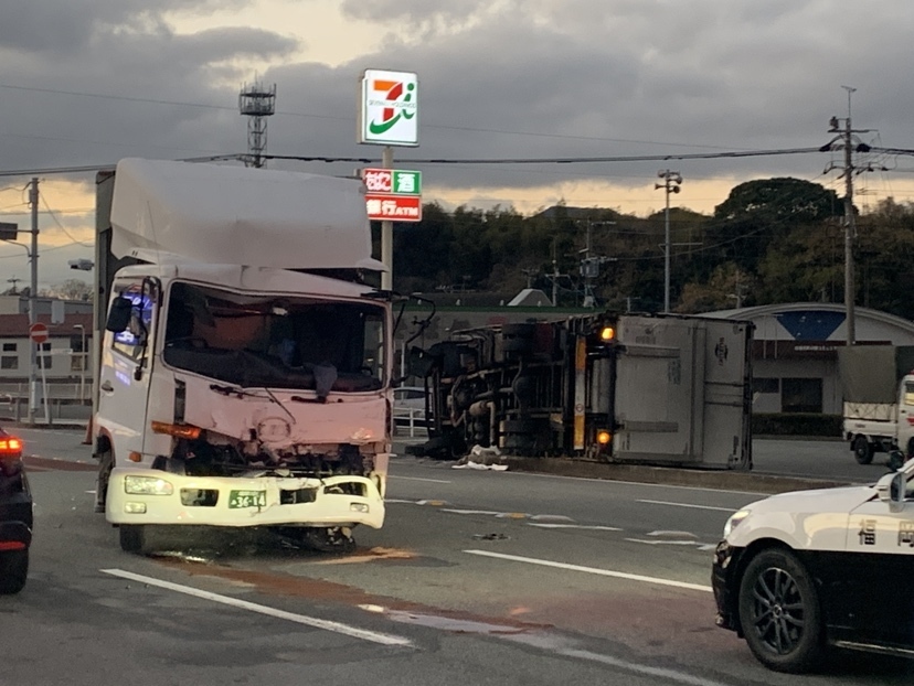 衝突したトラック（福岡・古賀市）