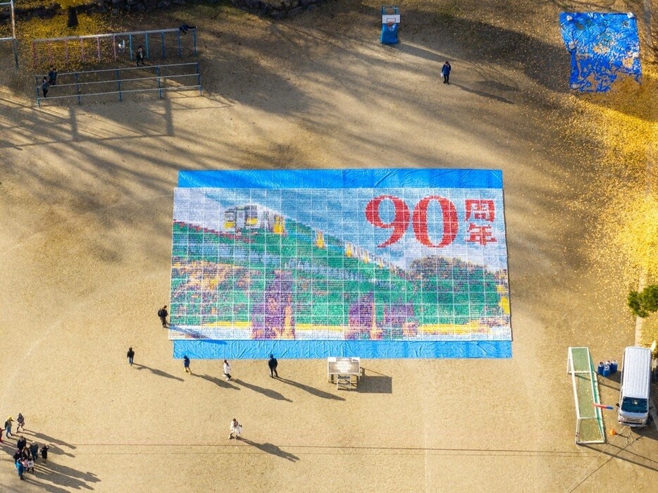 うまい棒約５万２０００本を使って描かれた巨大な地上絵＝茨城県提供