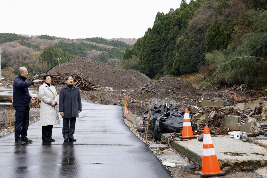 豪雨による川の氾濫で犠牲者が出た石川県輪島市久手川町を訪れ、坂口茂市長（左）から当時の様子を聞かれる天皇、皇后両陛下＝17日午後