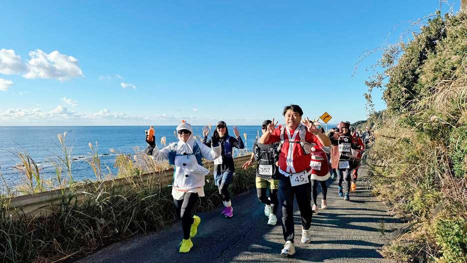 海岸線を走るランナー