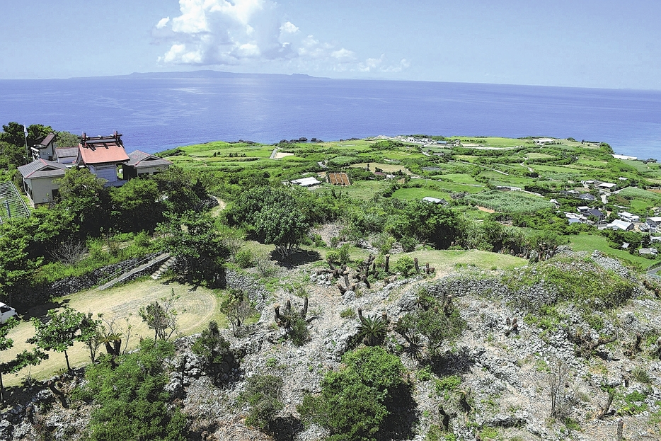 沖縄本島（写真奥）を望む与論城跡（与論町教育委員会提供）